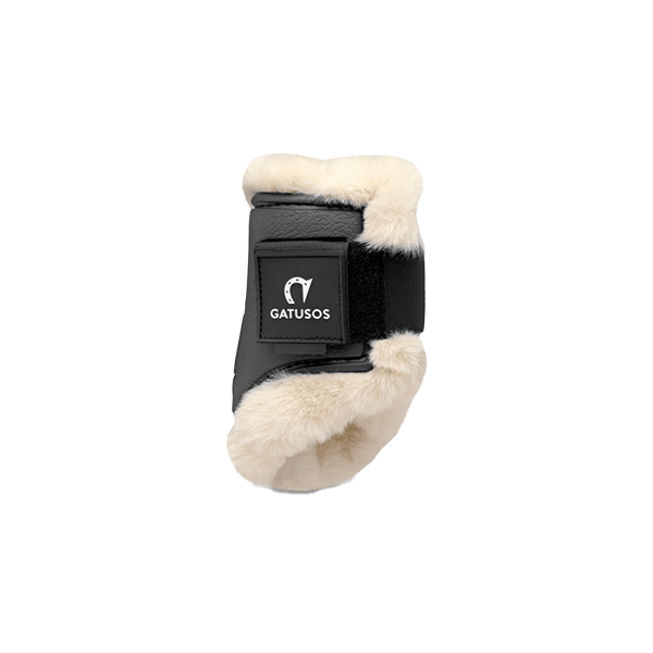 Gatusos Deluxe Protection Bakskydd 2-Pack är bakskydd för din häst med lyxigt syntetiskt fårskinn. Bakskydden erbjuder en enastående hållbarhet och lätthet!