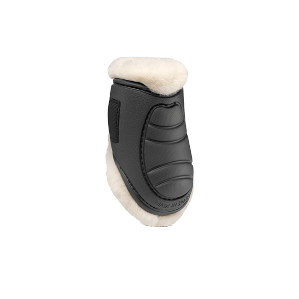 Gatusos Deluxe Protection Bakskydd 2-Pack är bakskydd för din häst med lyxigt syntetiskt fårskinn. Bakskydden erbjuder en enastående hållbarhet och lätthet!