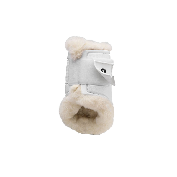 Gatusos Deluxe Protection Bakskydd 2-Pack är bakskydd för din häst med lyxigt syntetiskt fårskinn. Bakskydden erbjuder en enastående hållbarhet och lätthet!