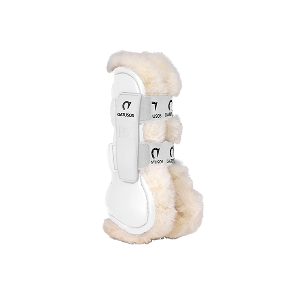 Gatusos Deluxe Protection Benskydd 2-Pack är benskydd för din häst med lyxigt syntetiskt fårskinn. Benskydden erbjuder en enastående lätthet och hållbarhet!