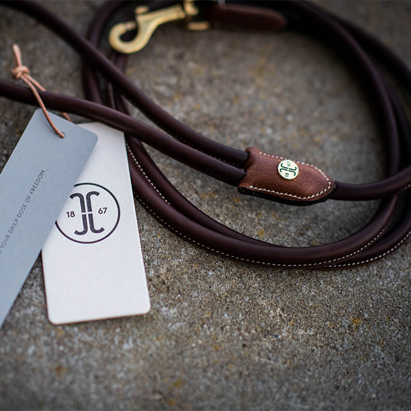 Jacson Alba Hundkoppel är ett stilrent och exklusivt hundkoppel i vegetabiliskt garvat läder, perfekt för dig som vill kombinera funktion med design!