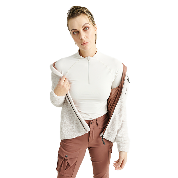 Jacson Inger Fleecejacka är lika snygg som den är bekväm och passar perfekt till både ridning och andra utomhusaktiviteter!