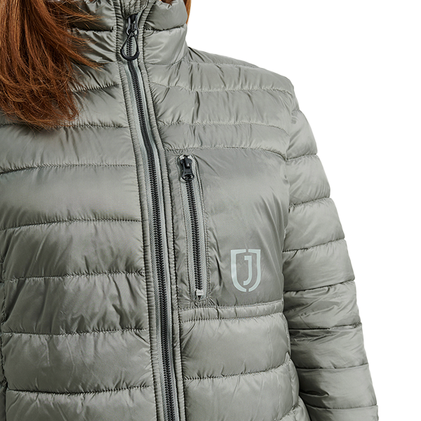 Jacson Lina Jacka är den ultimata lättviktsjackan för ryttare med en kombination av kvalitet, design och funktion! Perfekt för stallet och ritten.