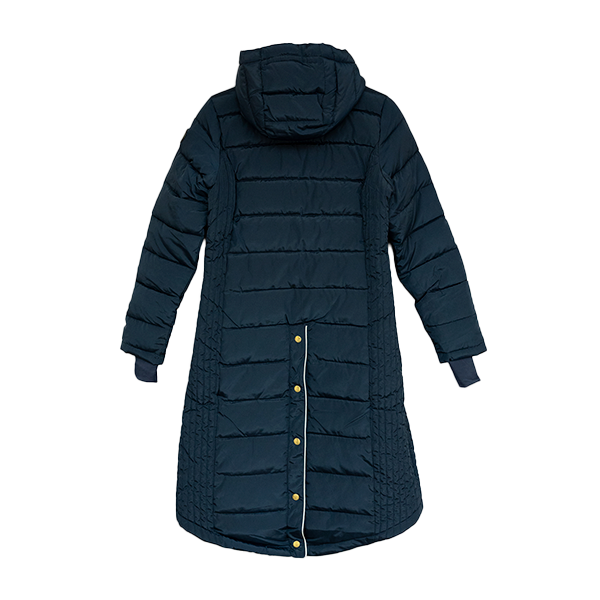 Jacson Molly Kappa är en knälång och figursydd kappa med en stilren design som både passar i stallet och på stan under höst, vinter och vår!