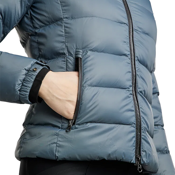 Montar Moathena Short Jacket är en del av Montars exklusiva refined kollektion som kombinerar elegant design med hög funktionalitet!
