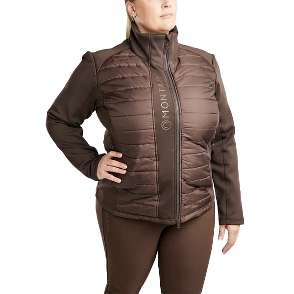 Montar Emma Quilt Jacket Curve är den perfekta jackan för stallet! Materialet är smuts- och vattenavvisande samt fukttransporterande.