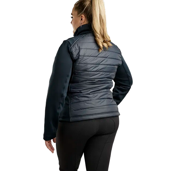 Montar Emma Quilt Jacket Curve är den perfekta jackan för stallet! Materialet är smuts- och vattenavvisande samt fukttransporterande.