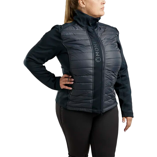 Montar Emma Quilt Jacket Curve är den perfekta jackan för stallet! Materialet är smuts- och vattenavvisande samt fukttransporterande.
