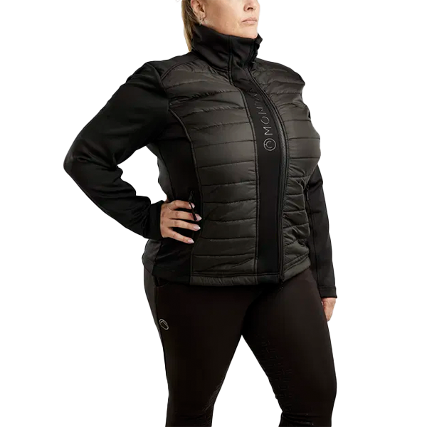 Montar Emma Quilt Jacket Curve är den perfekta jackan för stallet! Materialet är smuts- och vattenavvisande samt fukttransporterande.