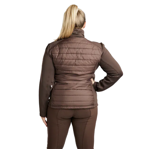 Montar Emma Quilt Jacket Curve är den perfekta jackan för stallet! Materialet är smuts- och vattenavvisande samt fukttransporterande.