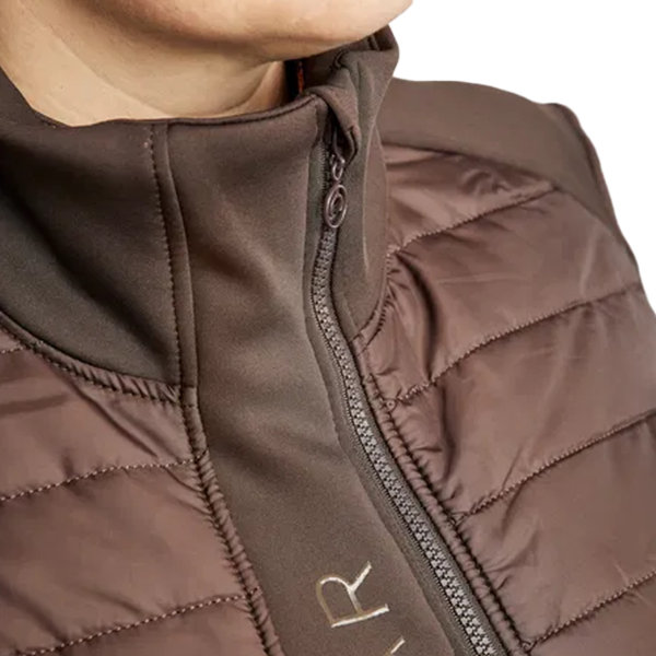 Montar Emma Quilt Jacket Curve är den perfekta jackan för stallet! Materialet är smuts- och vattenavvisande samt fukttransporterande.