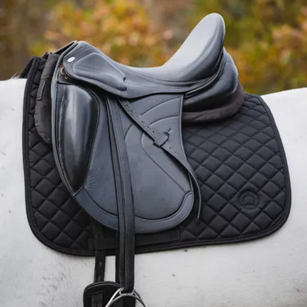 Montar Fair Dressyr Schabrak är en perfekt blandning av tidlös design med ett quiltat diamantmönster och funktionalitet till ett rimligt pris.