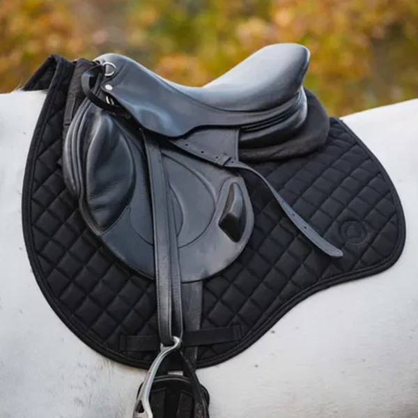 Montar Fair Hopp Schabrak är en perfekt blandning av tidlös design med ett quiltat diamantmönster och funktionalitet till ett rimligt pris.