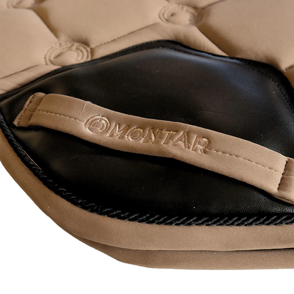 Montar Flow Hopp Schabrak är tillverkat av softshell och är den perfekta kombinationen av elegans, funktion och komfort för hästhopp-ryttaren!