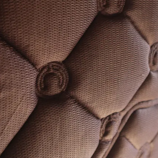 Montar Flow Hopp Schabrak är tillverkat av softshell och är den perfekta kombinationen av elegans, funktion och komfort för hästhopp-ryttaren!