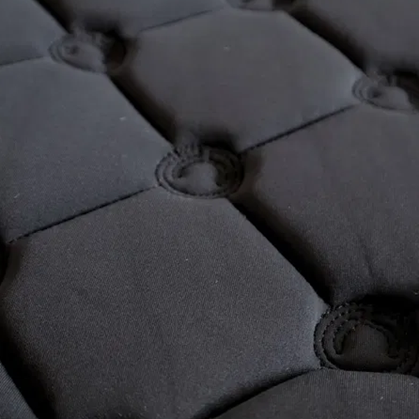 Montar Flow Dressyr Schabrak är tillverkat av softshell och är den perfekta kombinationen av elegans, funktion och komfort för dressyr-ryttaren!