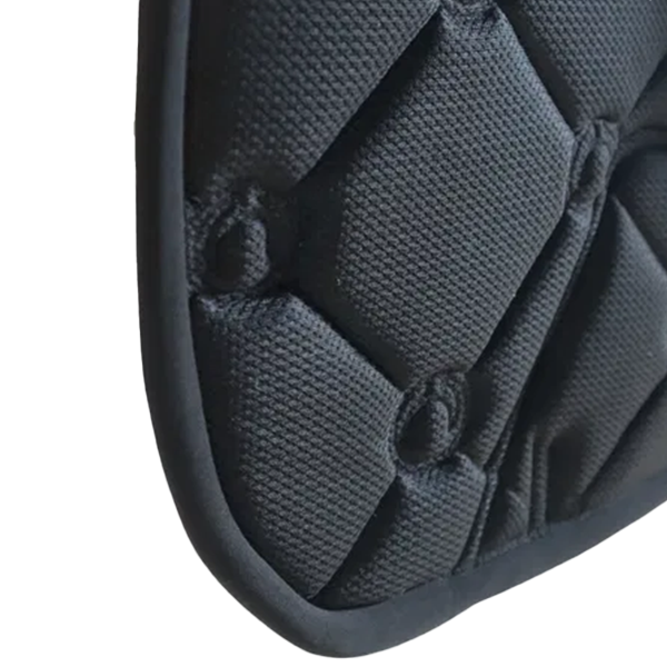 Montar Flow Hopp Schabrak är tillverkat av softshell och är den perfekta kombinationen av elegans, funktion och komfort för hästhopp-ryttaren!