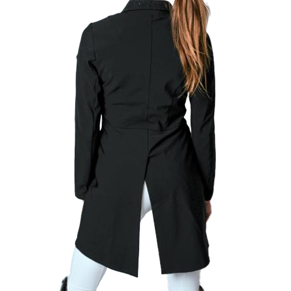 Montar Long Softshell Tävlingsjacka är en lång dressyrjacka som är perfekt för tävlingar! Dressyrjackan har en figurnära passform med enastående detaljer!