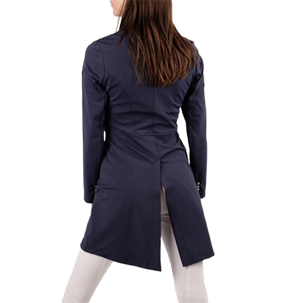 Montar Long Softshell Tävlingsjacka är en lång dressyrjacka som är perfekt för tävlingar! Dressyrjackan har en figurnära passform med enastående detaljer!