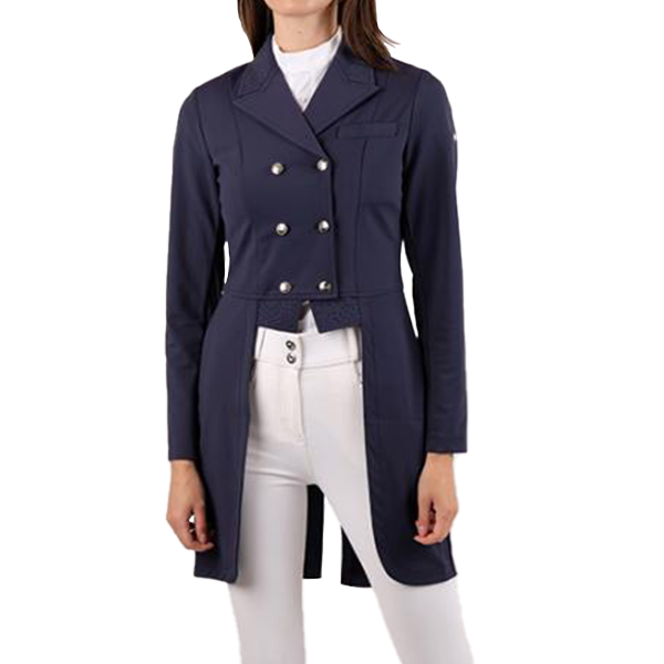 Montar Long Softshell Tävlingsjacka är en lång dressyrjacka som är perfekt för tävlingar! Dressyrjackan har en figurnära passform med enastående detaljer!
