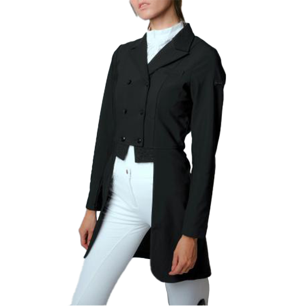 Montar Long Softshell Tävlingsjacka är en lång dressyrjacka som är perfekt för tävlingar! Dressyrjackan har en figurnära passform med enastående detaljer!