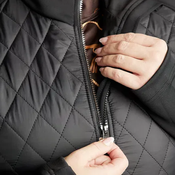 Montar MoQuinn Hybrid Jacket Curve är en lång quiltad jacka som är designad för både stallarbete och ridning! Optimal komfort i alla väderförhållanden!
