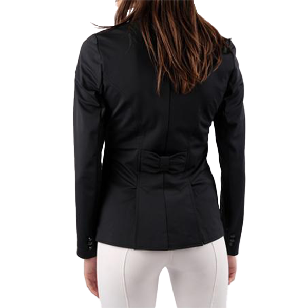 Montar Short Softshell Tävlingsjacka är en lång dressyrfrack med en perfekt formsydd skärning! Denna dressyrjacka är enastående i sin design och passform!