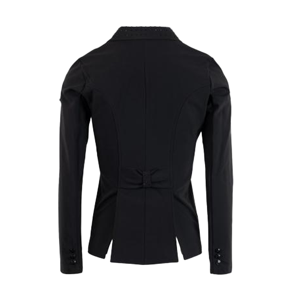 Montar Short Softshell Tävlingsjacka är en lång dressyrfrack med en perfekt formsydd skärning! Denna dressyrjacka är enastående i sin design och passform!