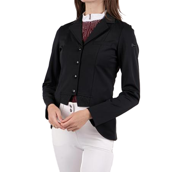 Montar Short Softshell Tävlingsjacka är en lång dressyrfrack med en perfekt formsydd skärning! Denna dressyrjacka är enastående i sin design och passform!