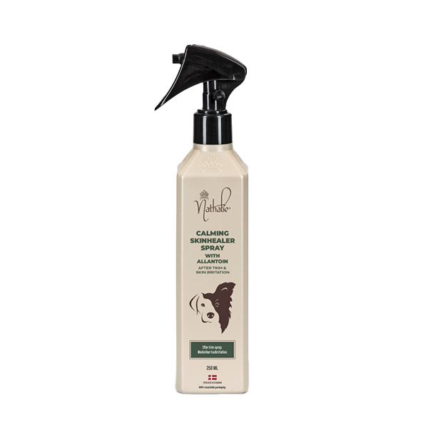 Nathalie Dog Calming Skinhealer Spray 250 ml är en spray som används mot rodnad och lätt irriterad hud. Sprejen är särskilt bra efter en trimning!