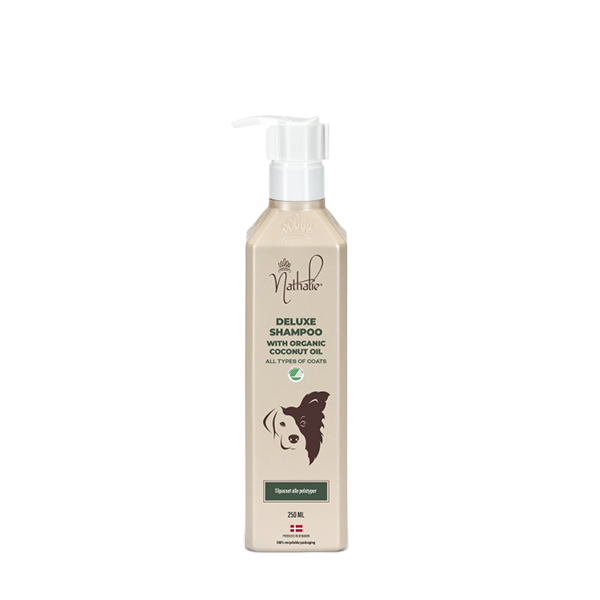 Nathalie Dog Deluxe Schampo 250 ml är ett svanenmärkt schampo med ekologisk kokosolja för din hund! Schampot gör din hunds päls ren, mjuk och glänsande!