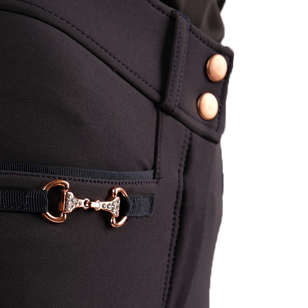 Montar Molly Yati Highwaist Ridbyxor har en hög midja och ett V-snitt i linningen, dessa ridbyxor erbjuder en perfekt passform och optimalt stöd!