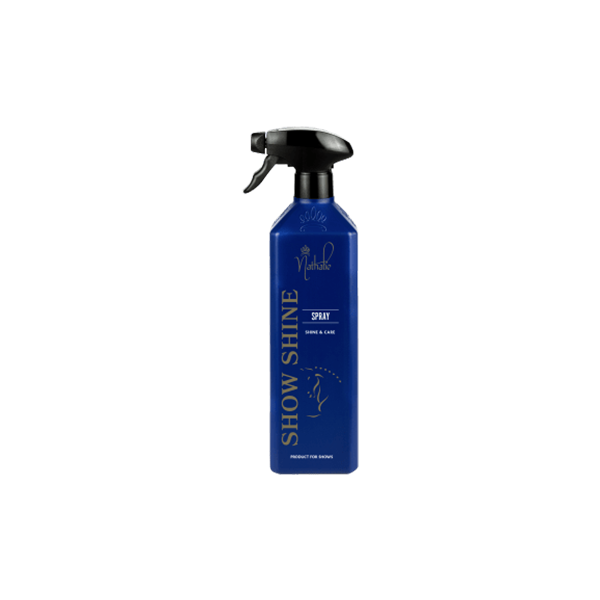 Nathalie Showshine Spray 750 ml är en spray för pälsglans som ger din häst en strålande glans och vårdande samt stärkande egenskaper för din hästs hårrem!
