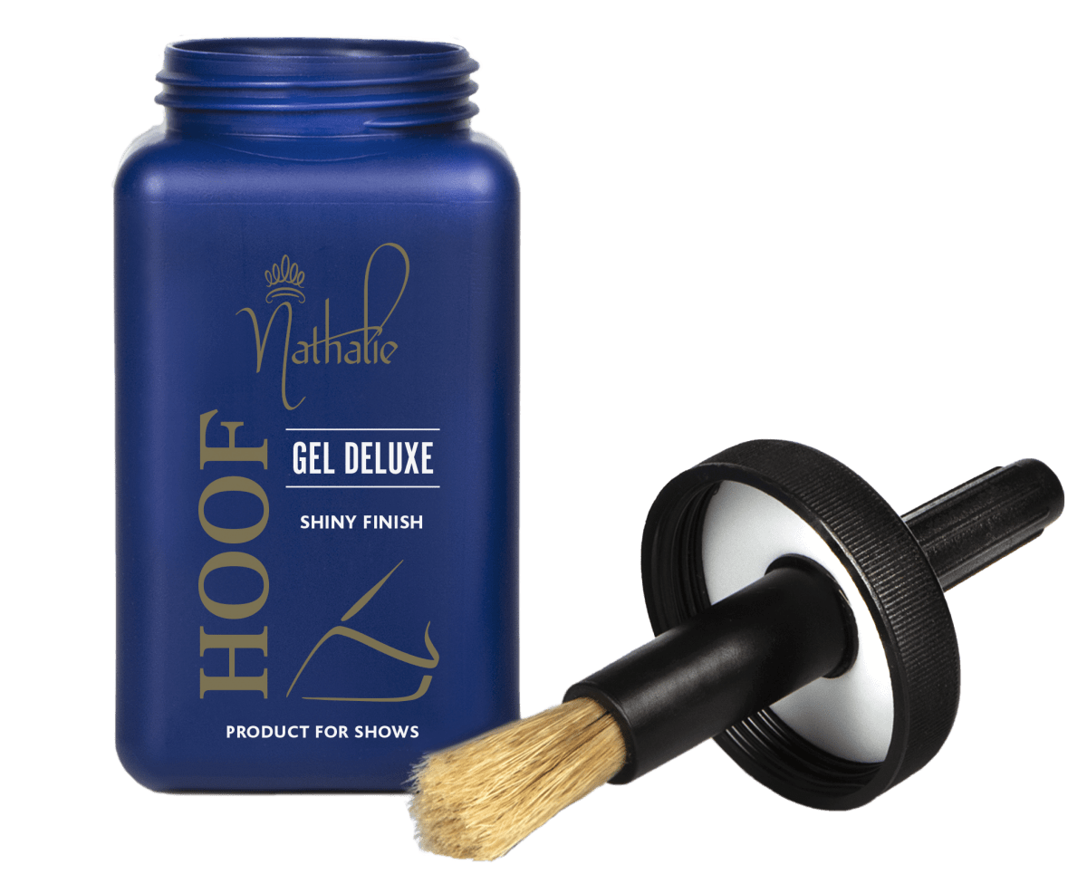 Nathalie Hoof Gel Deluxe 450 ml är ett exklusivt hovgel för din häst med laxolja och vitamin E för att ge hovarna en fantastisk glans och glitter!
