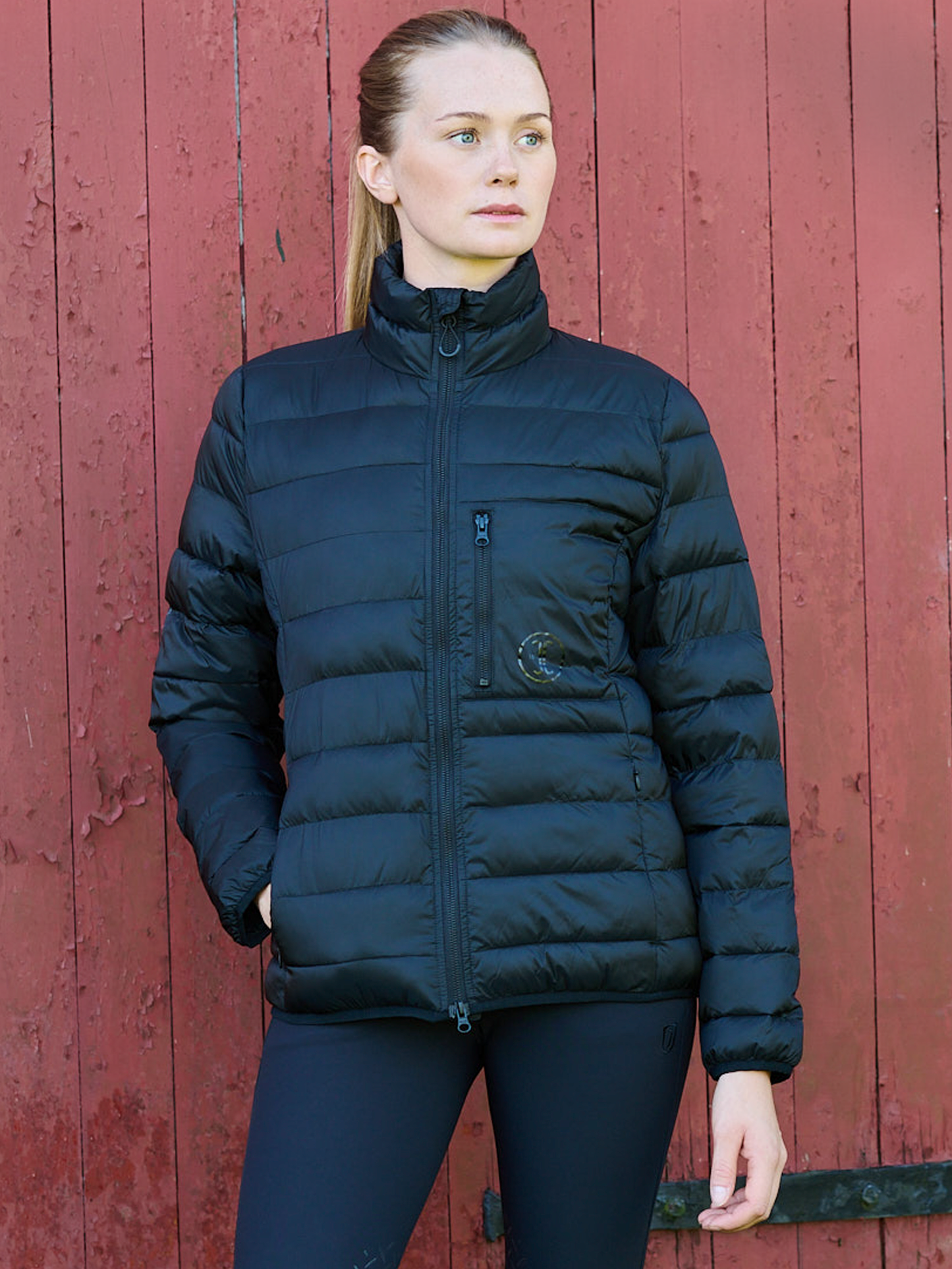 Jacson Lena Jacka är den ultimata ridsportsjackan med sitt lätta och värmande material av dunliknande syntetsfyllning! Perfekt för stallet.