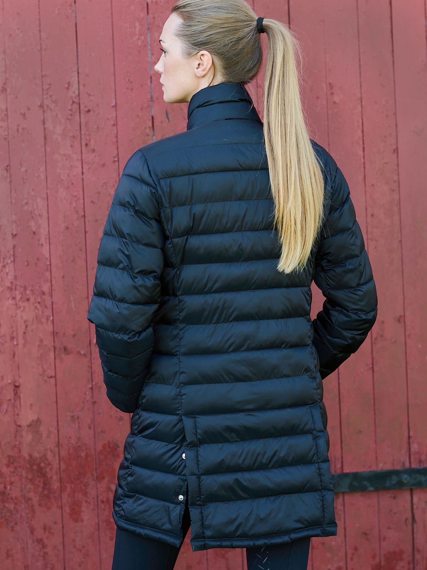 Jacson Lina Jacka är den ultimata lättviktsjackan för ryttare med en kombination av kvalitet, design och funktion! Perfekt för stallet och ritten.