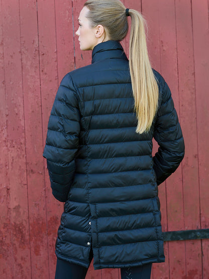 Jacson Lina Jacka är den ultimata lättviktsjackan för ryttare med en kombination av kvalitet, design och funktion! Perfekt för stallet och ritten.