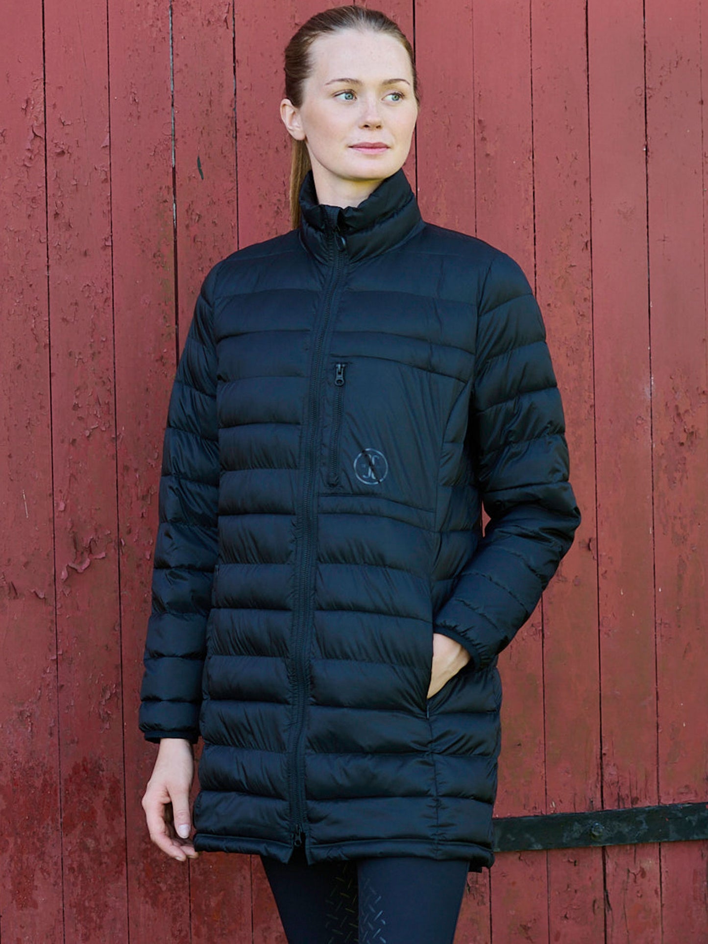 Jacson Lina Jacka är den ultimata lättviktsjackan för ryttare med en kombination av kvalitet, design och funktion! Perfekt för stallet och ritten.