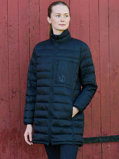 Jacson Lina Jacka är den ultimata lättviktsjackan för ryttare med en kombination av kvalitet, design och funktion! Perfekt för stallet och ritten.