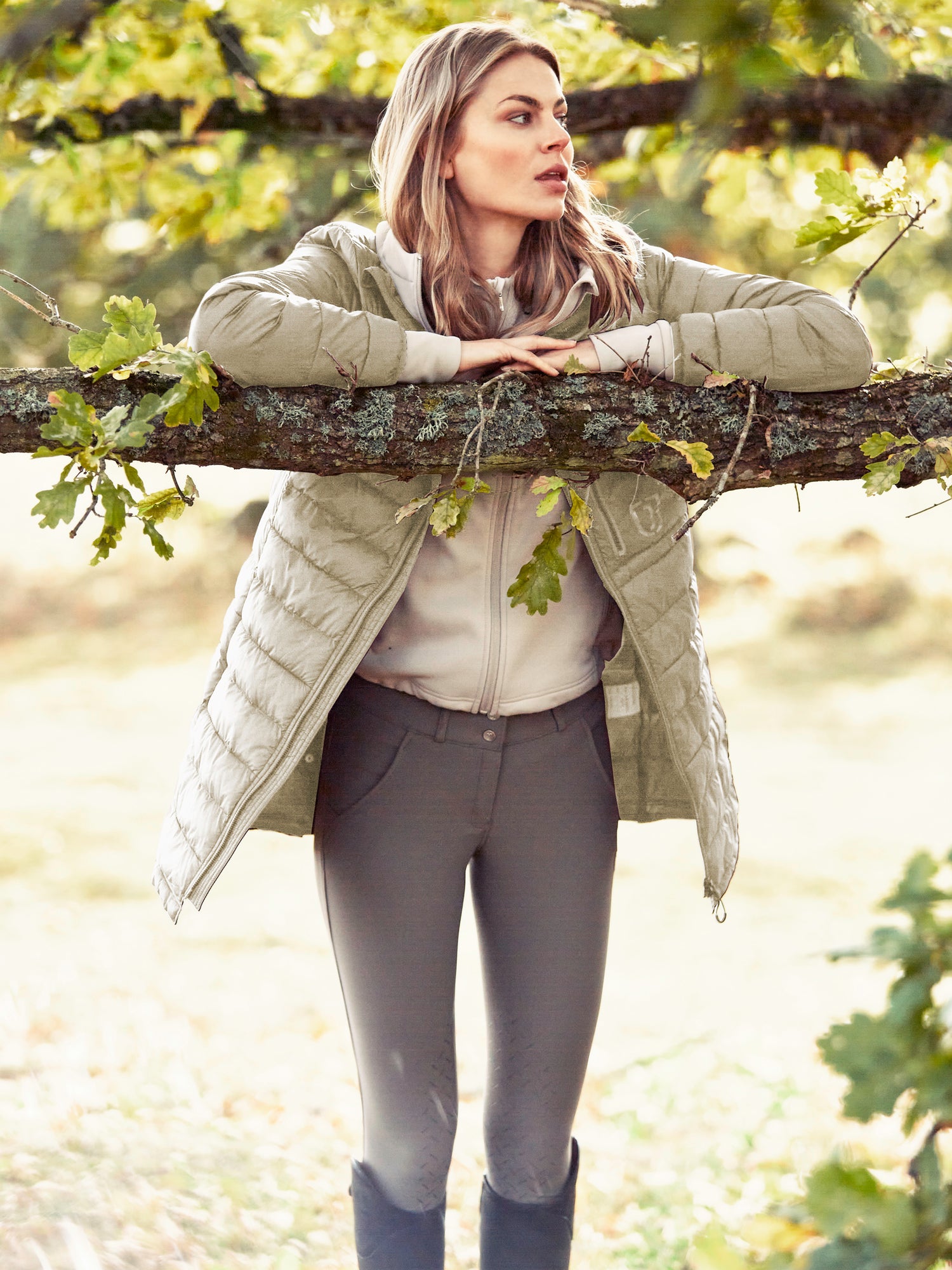 Jacson Lina Jacka är den ultimata lättviktsjackan för ryttare med en kombination av kvalitet, design och funktion! Perfekt för stallet och ritten.