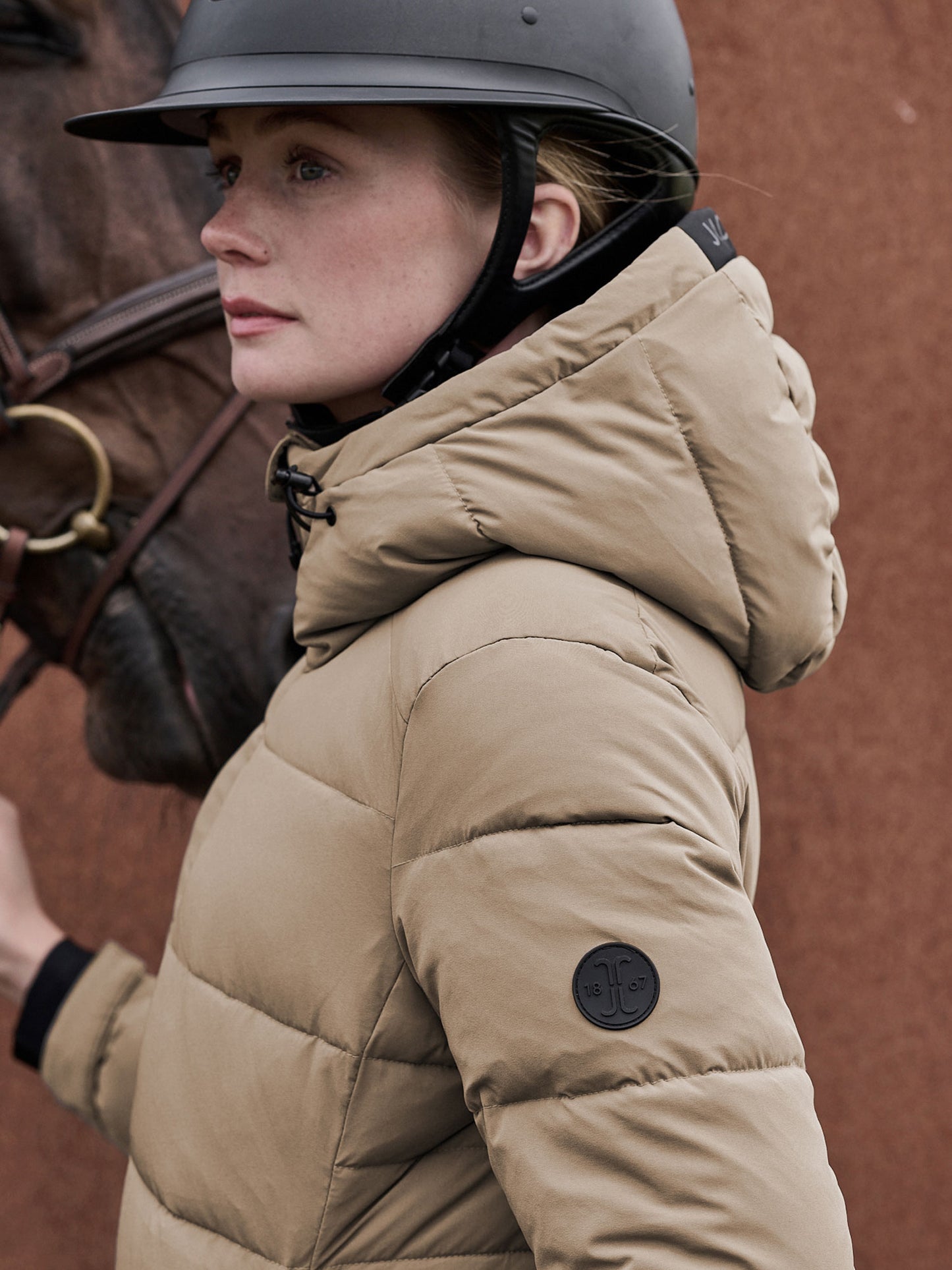 Jacson Idun Vinterjacka är en klassisk vinterjacka och det ultimata valet för en stilmedveten ryttare som värdesätter komfort och funktionalitet!