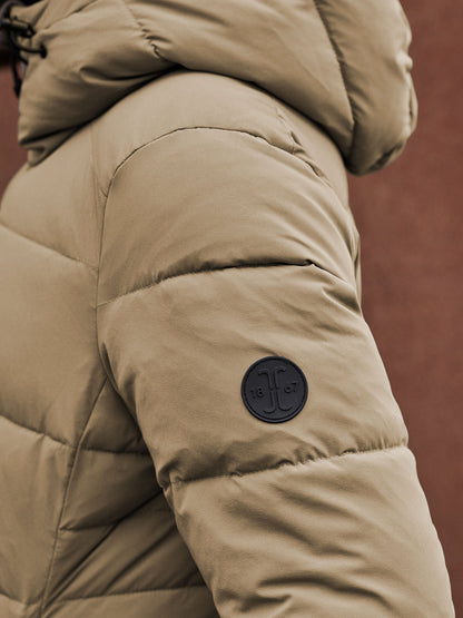 Jacson Idun Vinterjacka är en klassisk vinterjacka och det ultimata valet för en stilmedveten ryttare som värdesätter komfort och funktionalitet!