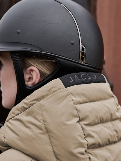Jacson Idun Vinterjacka är en klassisk vinterjacka och det ultimata valet för en stilmedveten ryttare som värdesätter komfort och funktionalitet!