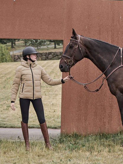 Jacson Idun Vinterjacka är en klassisk vinterjacka och det ultimata valet för en stilmedveten ryttare som värdesätter komfort och funktionalitet!