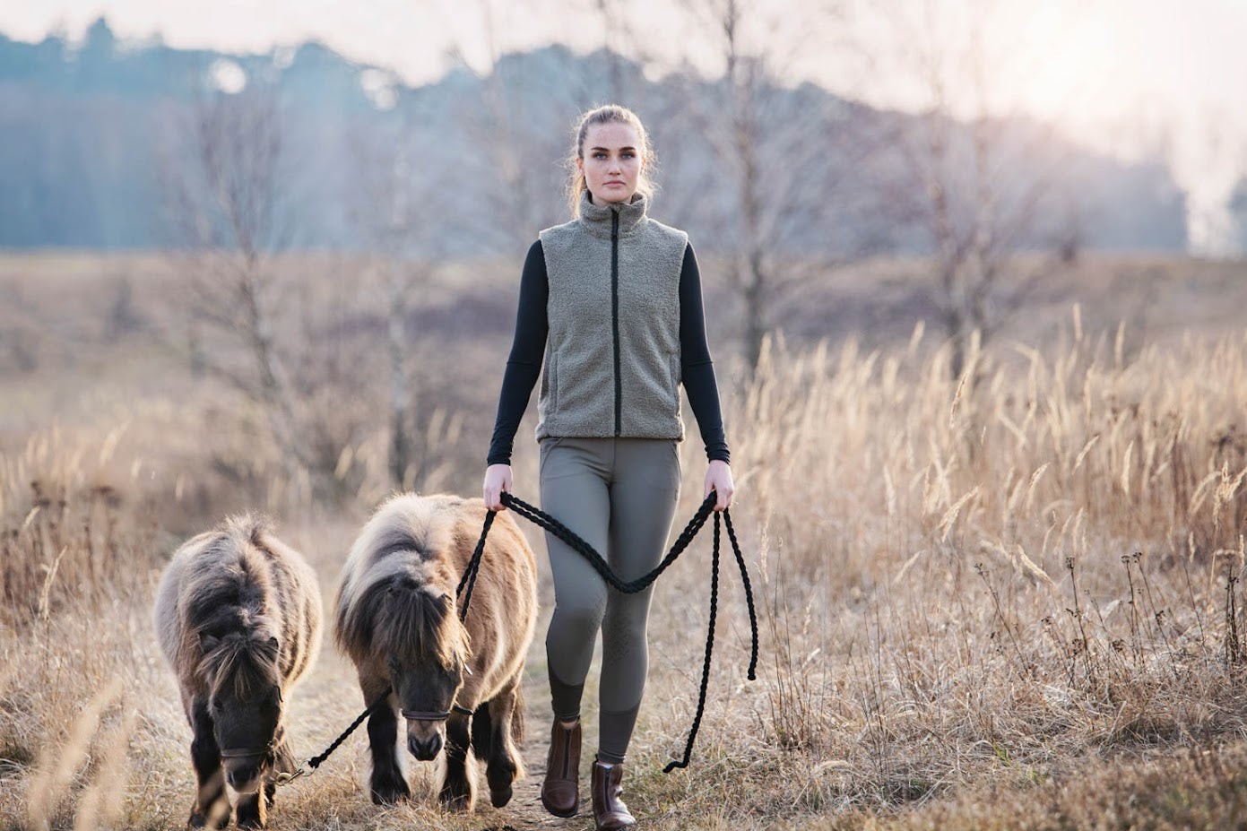 Jacson Inger Fleeceväst är en snygg fleeceväst med krage som både håller dig varm och bekväm under ritten! Både praktisk och bekväm.