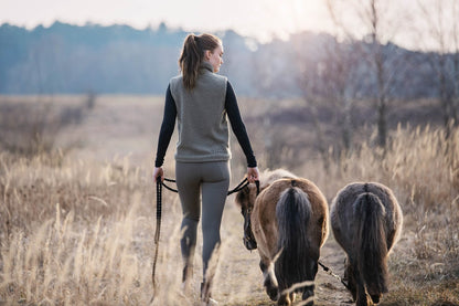 Jacson Inger Fleeceväst är en snygg fleeceväst med krage som både håller dig varm och bekväm under ritten! Både praktisk och bekväm.