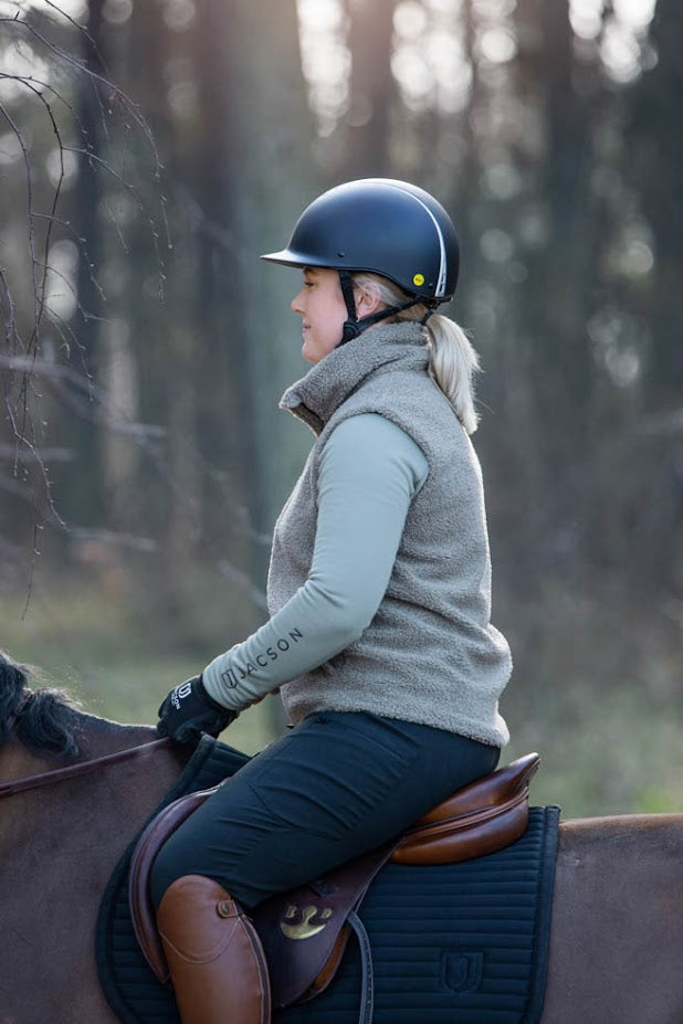 Jacson Inger Fleeceväst är en snygg fleeceväst med krage som både håller dig varm och bekväm under ritten! Både praktisk och bekväm.
