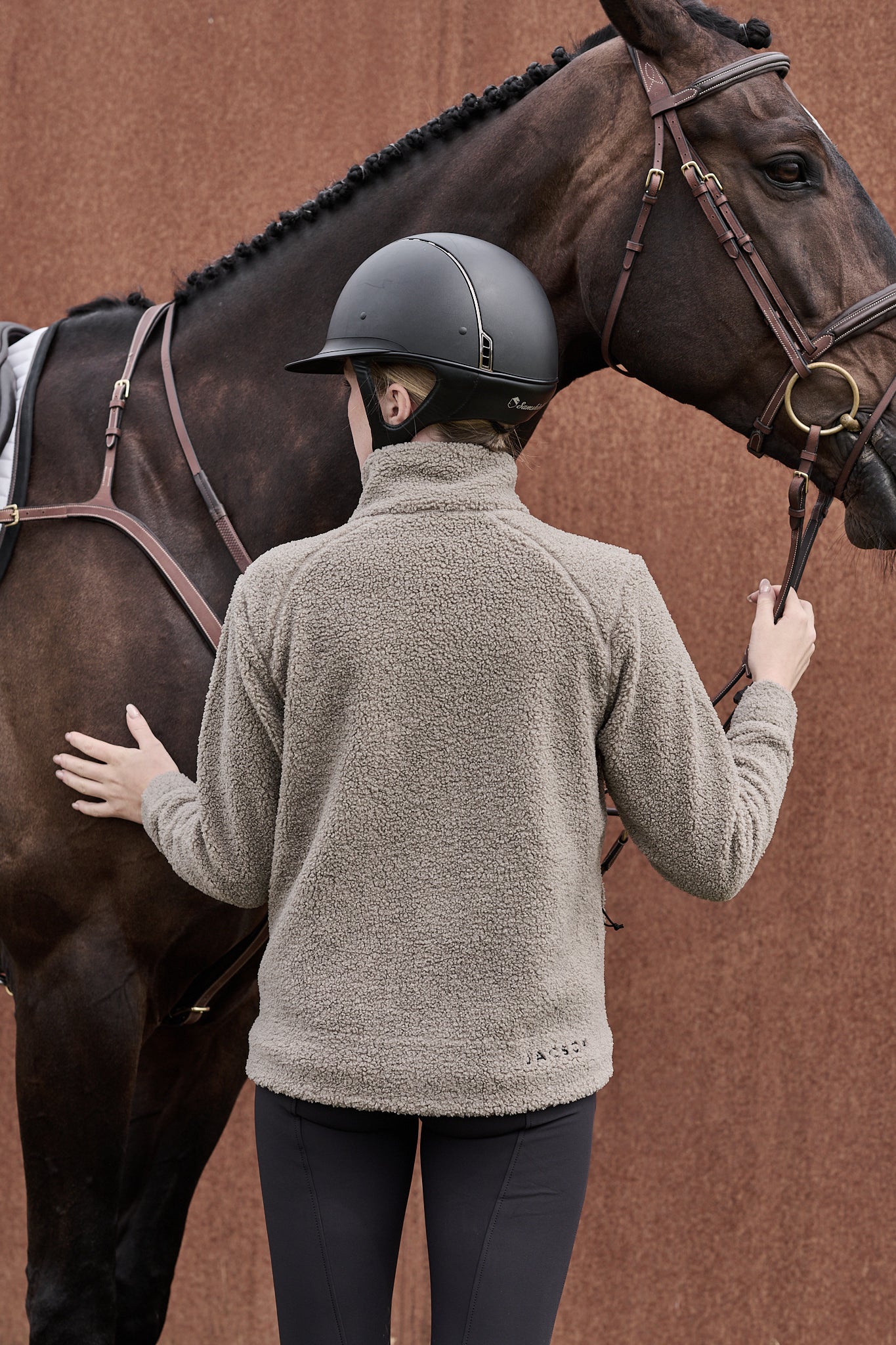 Jacson Inger Fleecejacka är lika snygg som den är bekväm och passar perfekt till både ridning och andra utomhusaktiviteter!