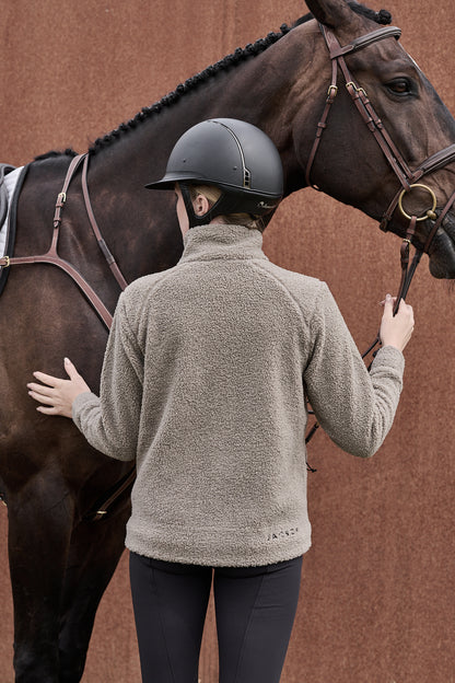 Jacson Inger Fleecejacka är lika snygg som den är bekväm och passar perfekt till både ridning och andra utomhusaktiviteter!