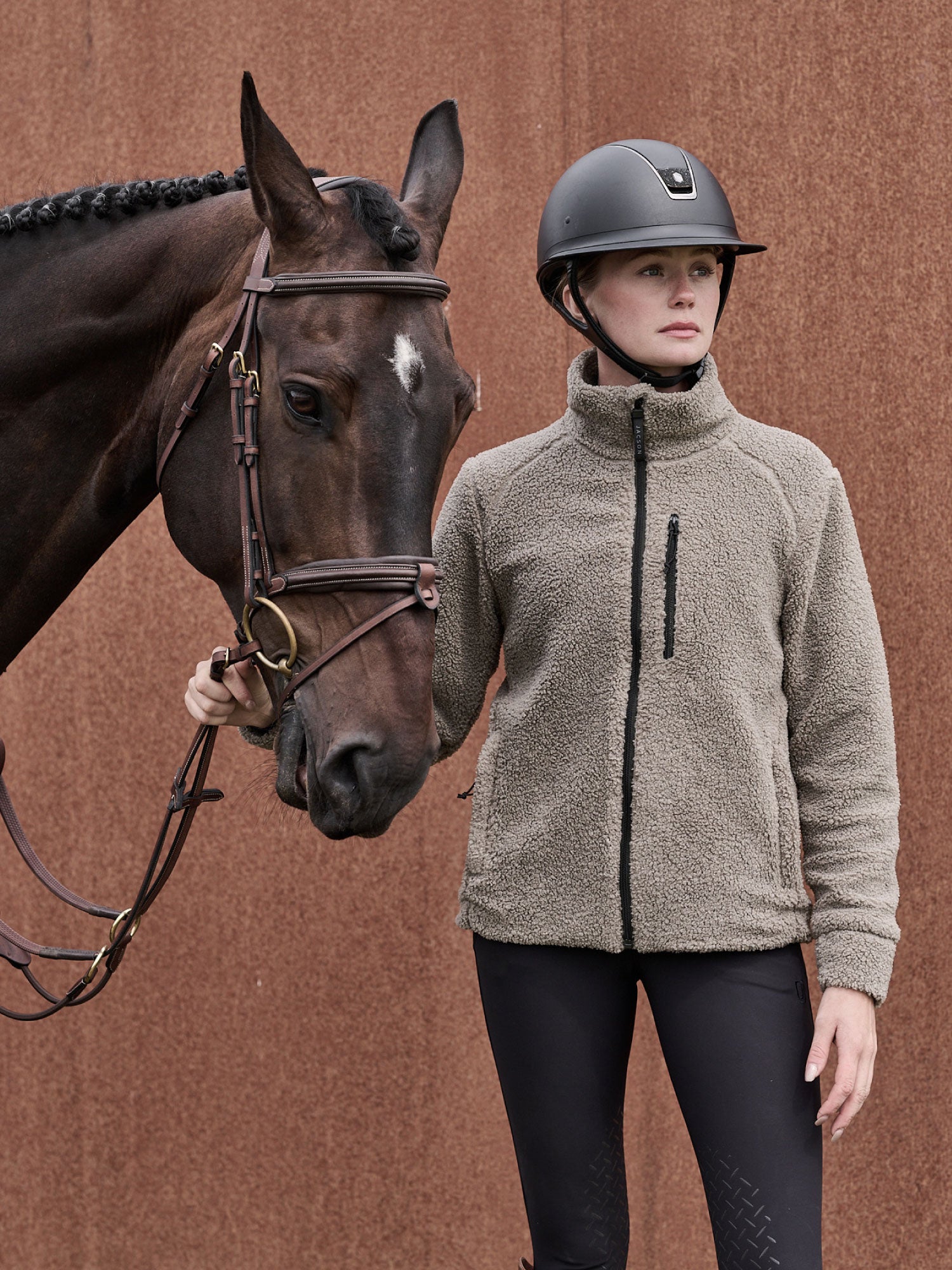 Jacson Inger Fleecejacka är lika snygg som den är bekväm och passar perfekt till både ridning och andra utomhusaktiviteter!
